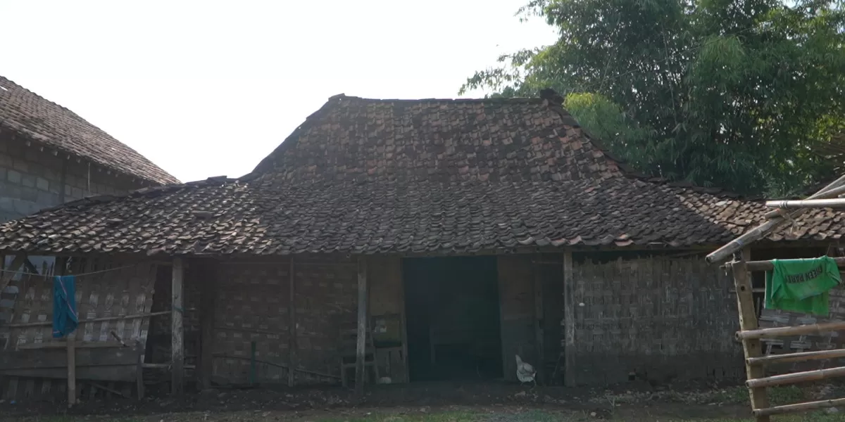 Ibu buruh tani di Sragen haru, anaknya kembali sekolah gratis di Sekolah Rakyat setelah sempat putus akibat himpitan ekonomi keluarga (Promedia Teknologi Indonesia)