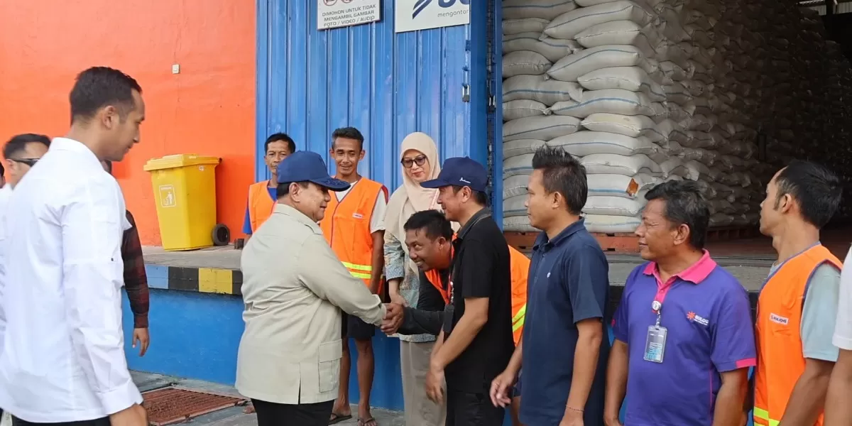 Prabowo sidak Gudang Bulog Magelang, sapa karyawan dan foto bersama (Promedia Teknologi Indonesia)