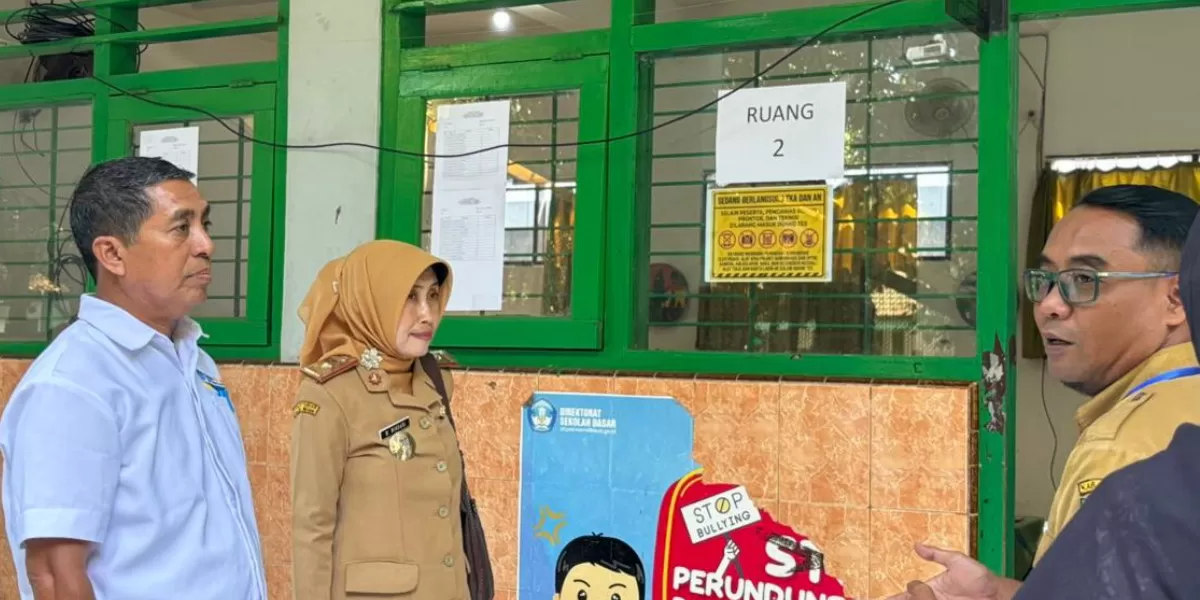Kadisdikbud Jombang Wor Windari monitoring TKA SD di sejumlah sekolah (dok.istimewa)