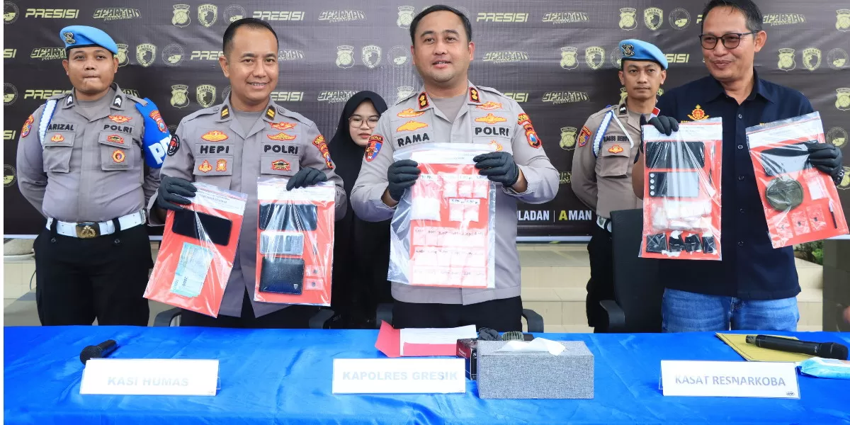 Polres Gresik bongkar jaringan narkoba lintas kota, 4 tersangka diamankan dengan barang bukti 68 gram sabu siap edar (Humas Polres Gresik)