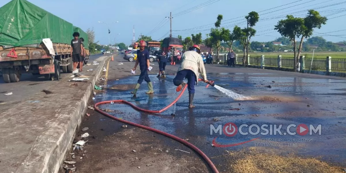 Damkar Jombang sigap bersihkan tumpahan oli pasca kecelakaan di Mojoagung (dok.istimewa)