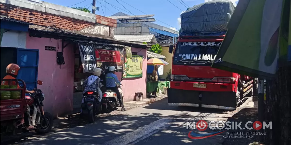 Potret kendaraan berat melintas di pemukiman padat penduduk Desa Karangbong, Sidoarjo (dok.istimewa)
