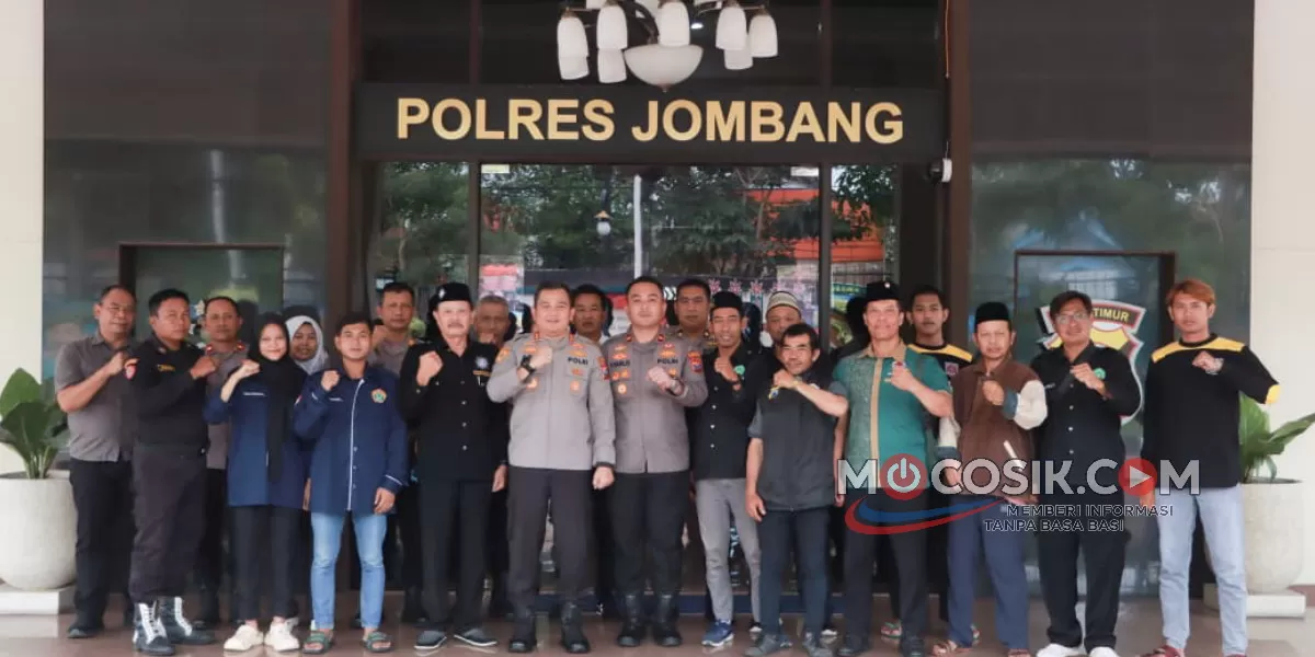Potret foto bersama Kapolres Jombang, AKBP Ardi Kurniawan bersama Paguyuban Pencak Silat Jombang Beriman (PSJB) usai Apel Akbar Sabuk Kamtibmas (dok.istimewa)