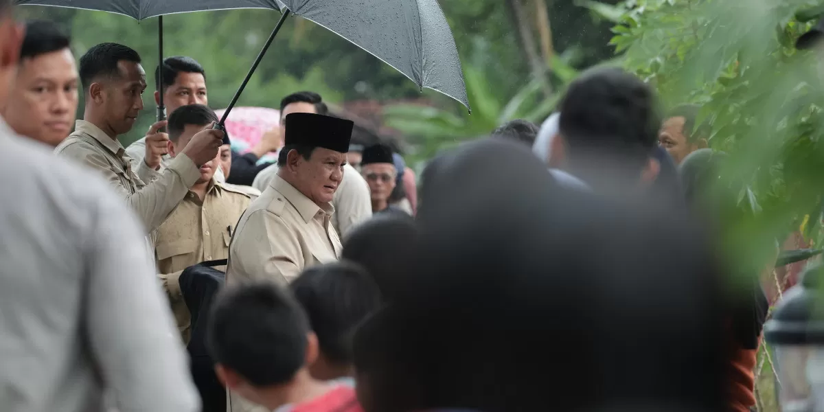 Prabowo Subianto disambut hangat warga saat ziarah ke makam Margono Djojohadikusumo di Banyumas Jawa Tengah (Promedia Teknologi Indonesia)