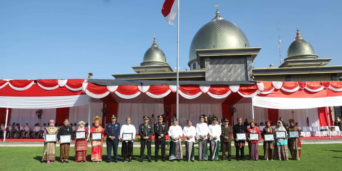Pemkab Jombang menggelar upacara bendera dalam rangka memperingati Hari Pendidikan Nasional (Hardiknas) 2026 di Lapangan Pemkab Jombang (dok.istimewa)