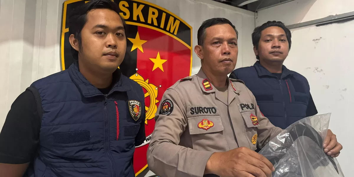 Kasatreskrim Polres Pelabuhan Tanjungperak AKP M. Prasetyo melalui Kasi Humas Iptu Suroto saat menunjukkan barang bukti (Humas Polda Jatim)