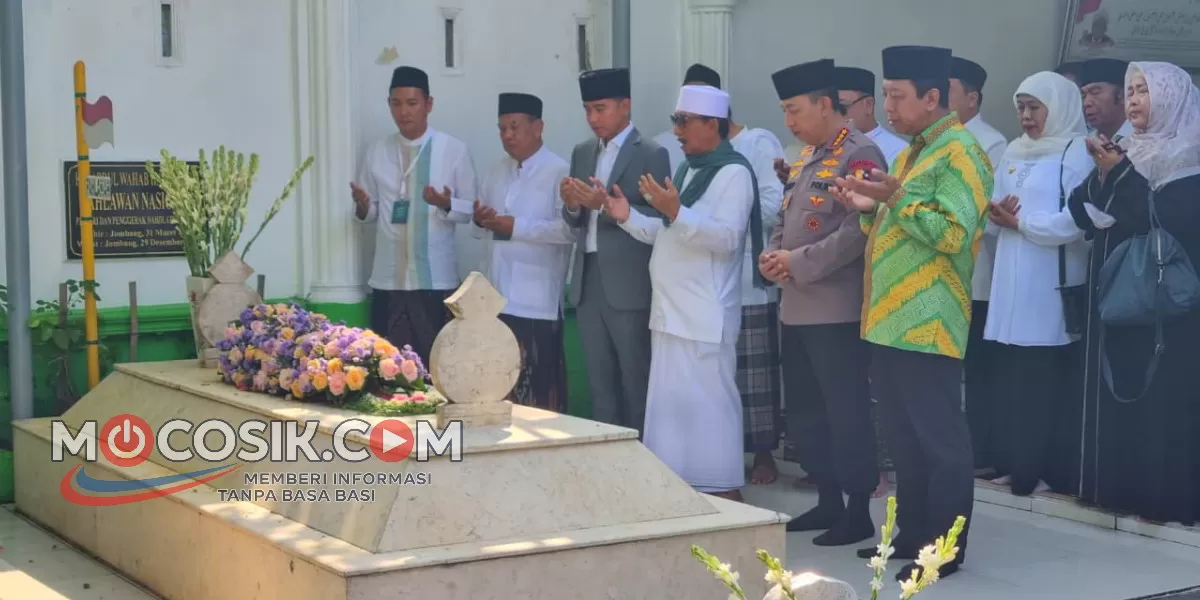Wapres Gibran ziarah ke makam Pahlawan Nasional K.H. Abdul Wahab Chasbullah di Ponpes Bahrul Ulum, Tambakberas Jombang (Rudiyanto)