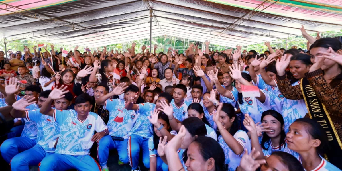 Prabowo bernyanyi bersama anak-anak di Pulau Miangas saat meninjau sekolah dan menyerahkan bantuan pendidikan (Promedia Teknologi Indonesia)