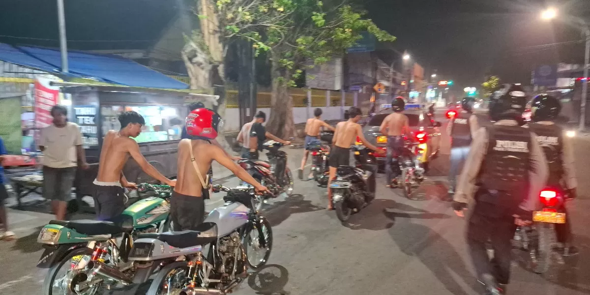 Polres Pasuruan Kota mengamankan 14 motor tanpa dokumen dan miras saat patroli (Humas Polres Pasuruan Kota)