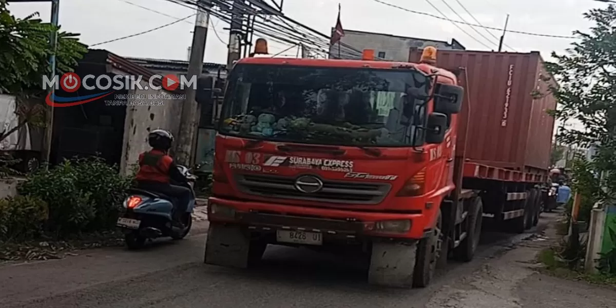 kondisi Jalan Surowongso di Desa Karangbong yang kerap dipadati truk besar perusahaan (dok.istimewa)