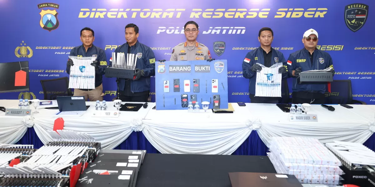 Kabidhumas dan Ditressiber Polda Jatim menunjukkan barang bukti ribuan SIM card dan perangkat layanan OTP ilegal di Surabaya (Humas Polda Jatim)