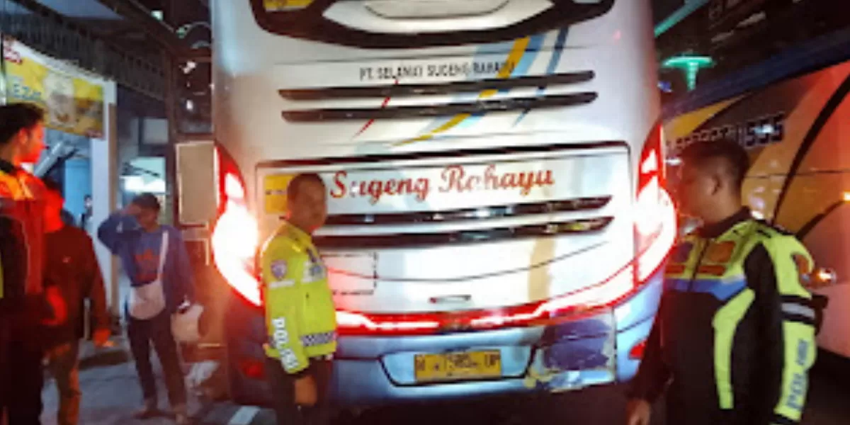 Bus Sugeng Rahayu tabrakan dengan motor Honda Vario di Peterongan Jombang (dok.istimewa)