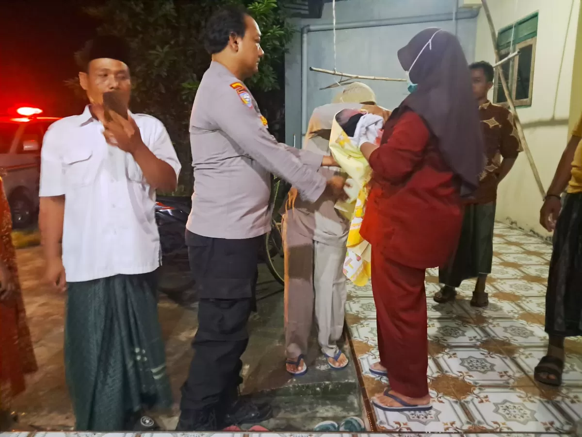 Bayi perempuan ditemukan dibuang di teras rumah warga Jogoroto, Jombang (dok.istimewa)
