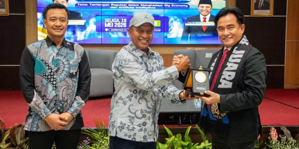 Menko Yusril Ihza Mahendra ingatkan hukum Indonesia wajib adaptif atur AI dan Gig Economy dalam seminar nasional di Rektorat Unesa Surabaya (dok.istimewa)