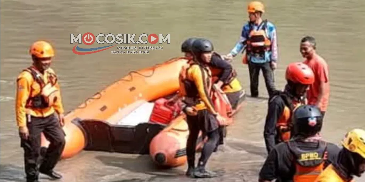 BPBD Blitar melakukan pencarian 3 warga yang terseret arus Sungai Brantas (dok.istimewa)