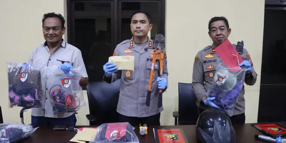 Kapolres Pacitan, AKBP Ayub Diponegoro Azhar saat konferensi pers ungkap kasus pencurian kotak amal (Humas Polres Pacitan)
