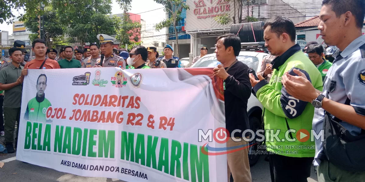 Ratusan pengemudi ojek online (ojol) roda dua maupun roda empat memadati depan Kantor Pengadilan Negeri (PN) Jombang dan Kejaksaan Negeri (Kejari) Jombang pada Kamis, (21/5/2026) (Rudiyanto)