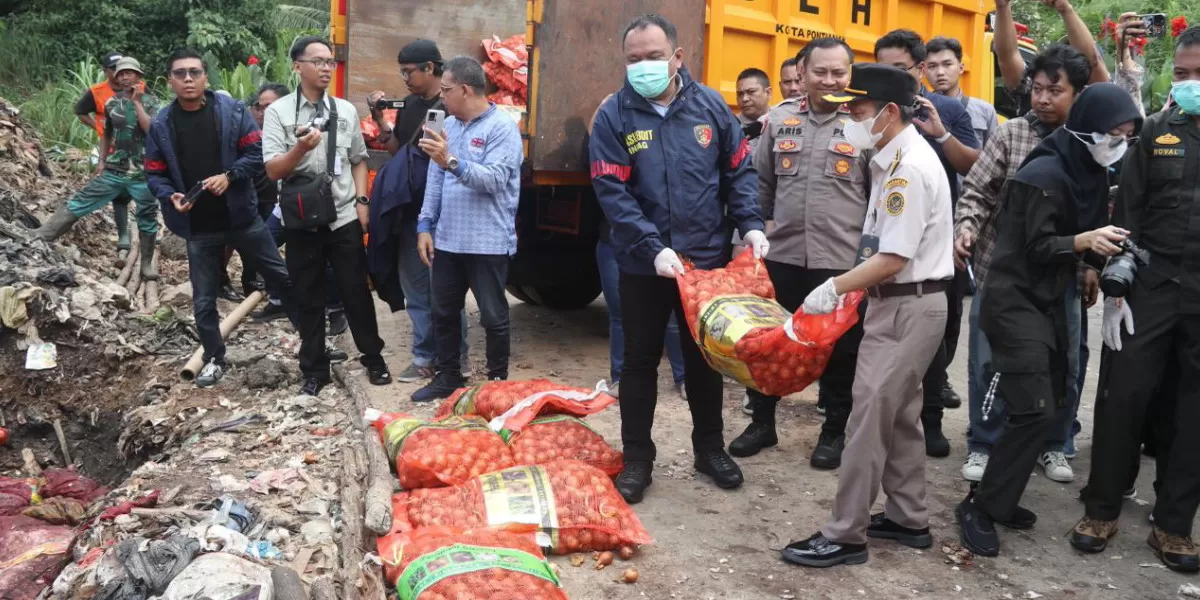 Bareskrim Polri bersama tim gabungan lintas instansi mengambil tindakan tegas dengan memusnahkan puluhan ribu kilogram bawang impor ilegal di Pontianak, Kalimantan Barat (Divisi Humas Polri)