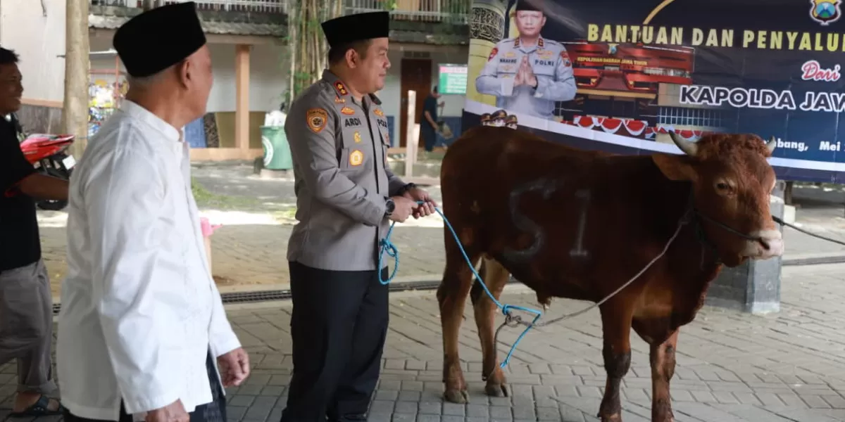 Kapolres Jombang serahkan dua sapi kurban dari Kapolda Jatim untuk Ponpes Tebuireng dan Ponpes Hafidzul Musthofah  (Humas Polres Jombang)