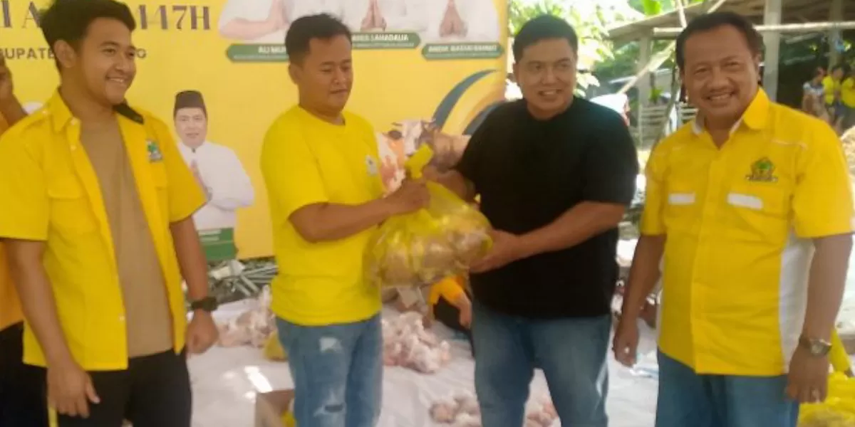Ketua DPD Partai Golkar Jombang, Andik Basuki Rahmat saat menyerahkan daging hewan kurban ke Kader Golkar (dok.istimewa)
