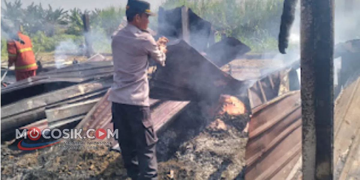 Petugas dari SPKT dan Unit Reskrim Polsek Jogoroto langsung meluncur ke TKP untuk melakukan pengamanan serta membantu proses lokalisir dan pemadaman api (dok.istimewa)
