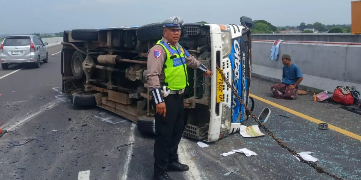 Isuzu Elf berisi 22 penumpang asal Sampang terguling akibat pecah ban di Tol Jombang-Mojokerto (dok.istimewa)