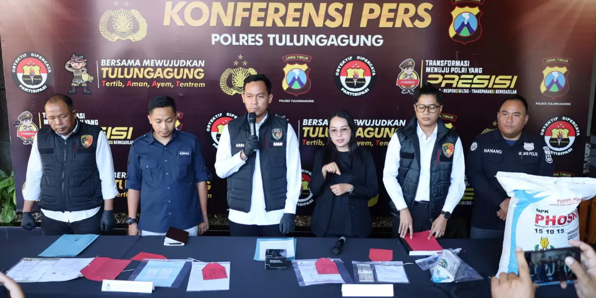 Satreskrim Polres Tulungagung terus mengembangkan penyidikan kasus dugaan peredaran pupuk tidak terdaftar dan/atau tidak berlabel yang menjerat PRW (51), warga Kecamatan Karangrejo, Kabupaten Tulungagung (Humas Polres Tulungagung)