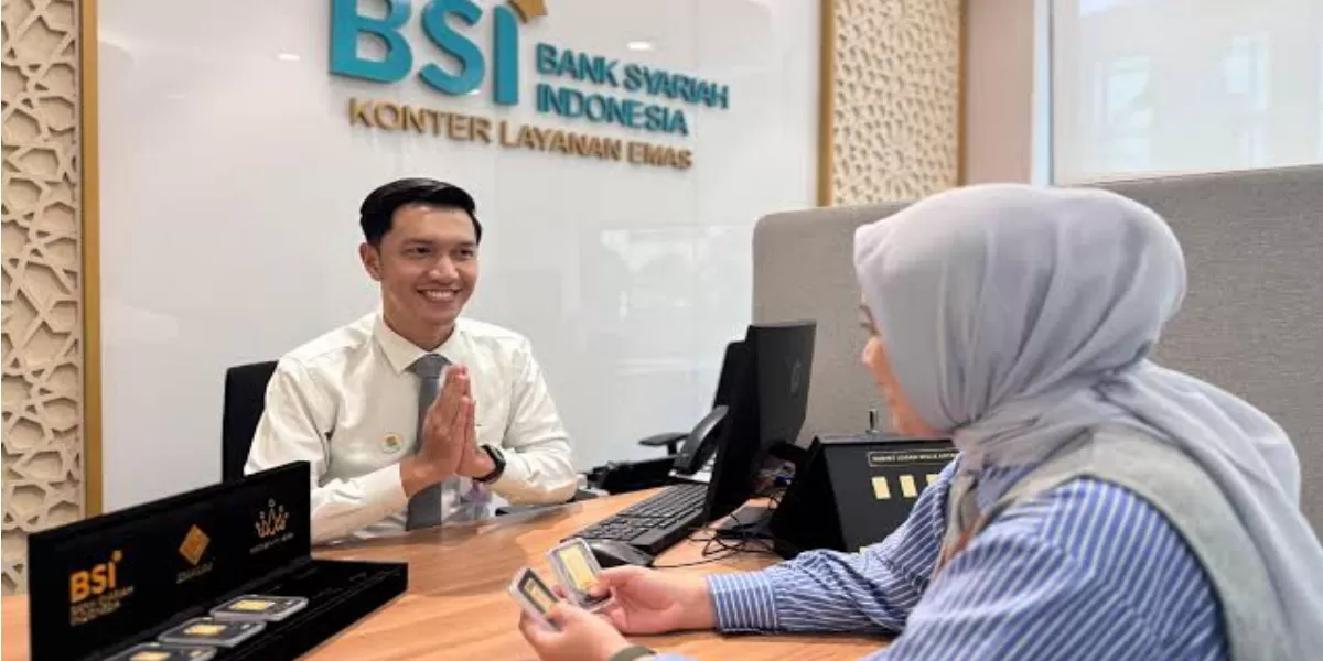 Petugas melayani nasabah di kantor PT Bank Syariah Indonesia (BSI). BSI memastikan seluruh layanan operasional tetap berjalan normal di tengah proses hukum yang sedang berlangsung (BSI)
