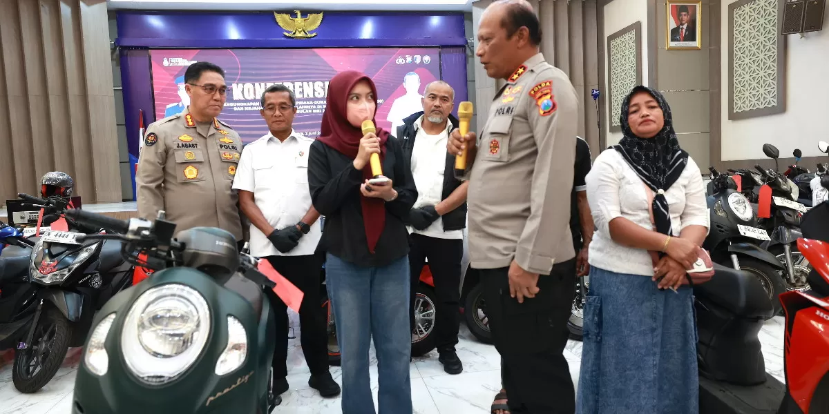 Kapolda Jatim Irjen Pol Nanang Avianto serahkan langsung motor korban curanmor tanpa biaya (Humas Polda Jatim)