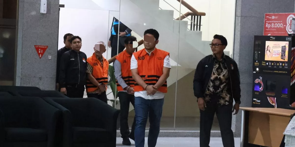 KPK menahan tiga tersangka korupsi proyek Gedung Pemkab Lamongan 2017-2019 (kpk.go.id)