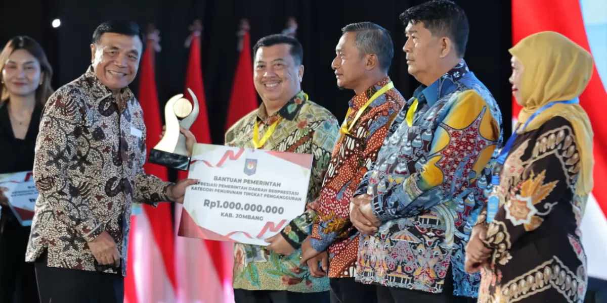 Penghargaan tersebut diterima langsung oleh Bupati Jombang, Warsubi dalam malam puncak penganugerahan yang digelar di Daerah Istimewa Yogyakarta (Dinas Kominfo Jombang)