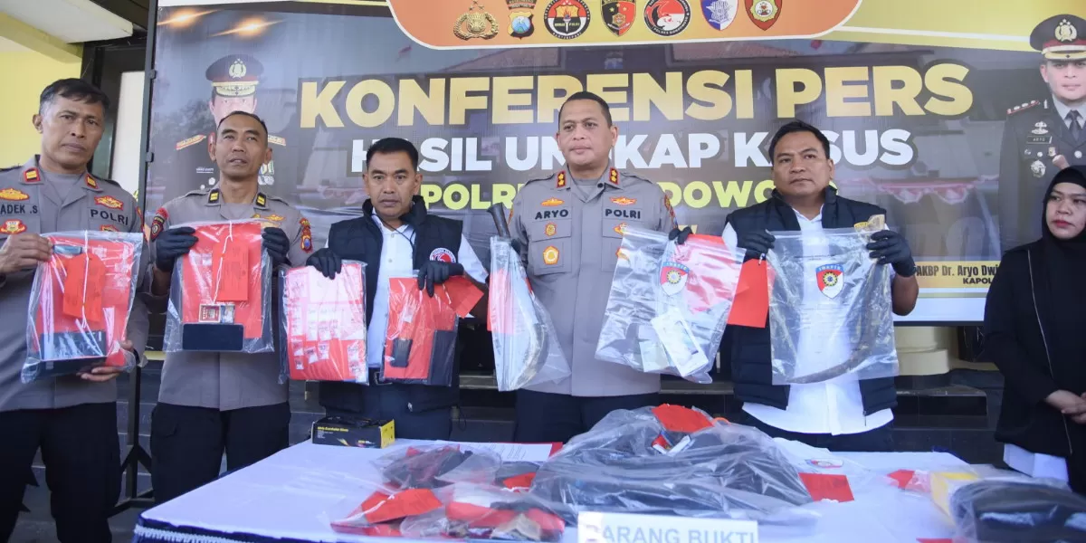 Polres Bondowoso menangkap tersangka perampokan bersenjata clurit yang merampas perhiasan korban di Kecamatan Cermee (Humas Polres Bondowoso)