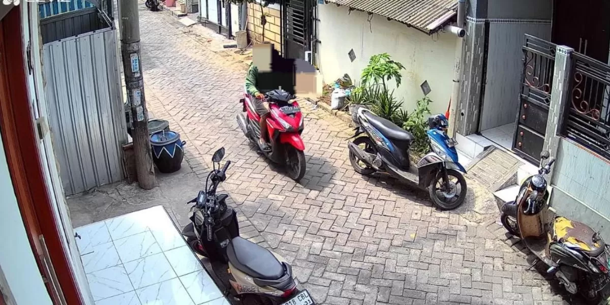 Dari rekaman CCTV, pelaku terlihat mengenakan sweter hijau dan celana pendek cokelat (Humas Polres Pelabuhan Perak)