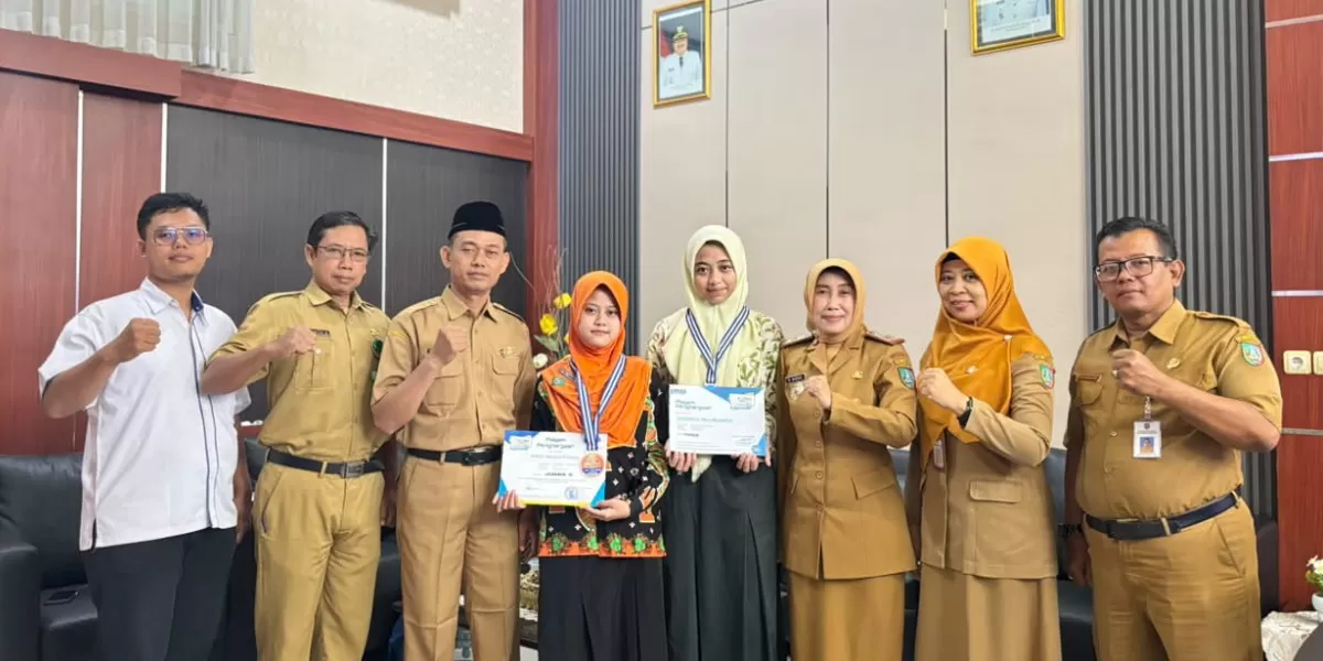 Kepala Dinas Pendidikan dan Kebudayaan (Disdikbud) Kabupaten Jombang, Wor Windari, memberikan apresiasi kepada dua siswi berprestasi asal Jombang yang berhasil mewakili daerah dalam ajang Olimpiade Matematika dan Fisika tingkat nasional (Disdikbud Jombang)