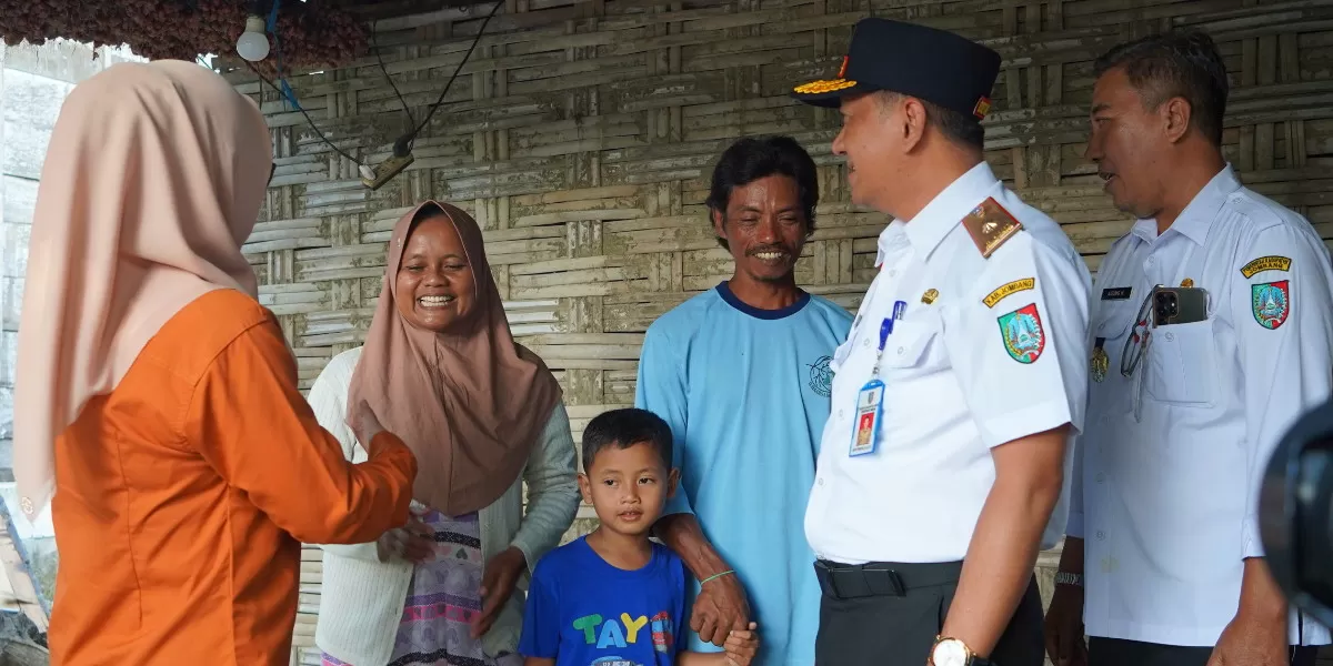 Sekda Jombang, Agus Purnomo di dampingi Kepala Dinas Sosial Jombang, Agung Hariadi dan Kepala BPS Jombang, Mouna Sri Wahyuni, melakukan pengecekan langsung guna memastikan calon peserta didik Sekolah Rakyat di Desa Kampungbaru, Plandaan (dok.istimewa)