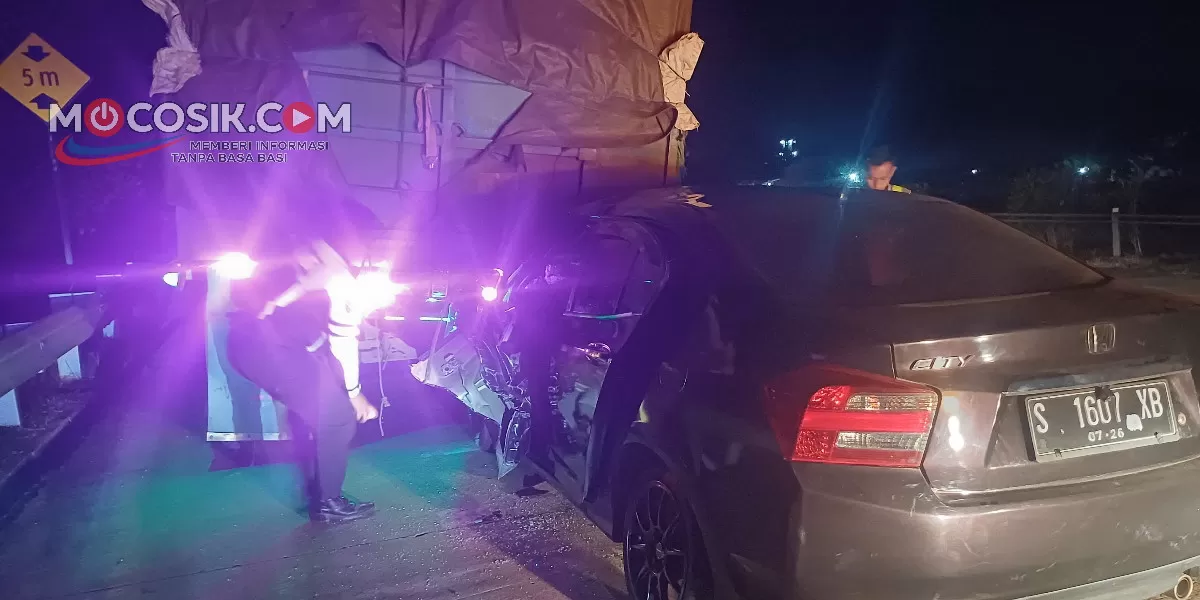 Kecelakaan di Tol Jombang KM 690 melibatkan Honda City dan truk gandeng (Satlantas Jombang)