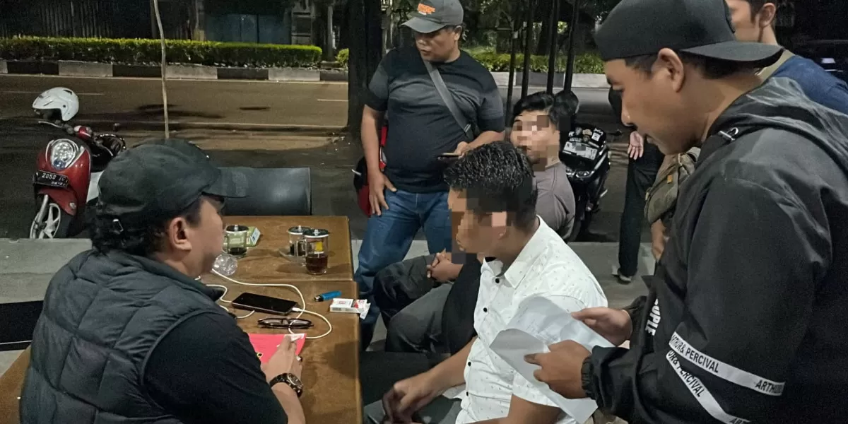 Empat debt collector diamankan Polres Pasuruan Kota setelah diduga memeras pengendara motor dengan meminta uang Rp3 juta (Humas Polres Pasuruan Kota)