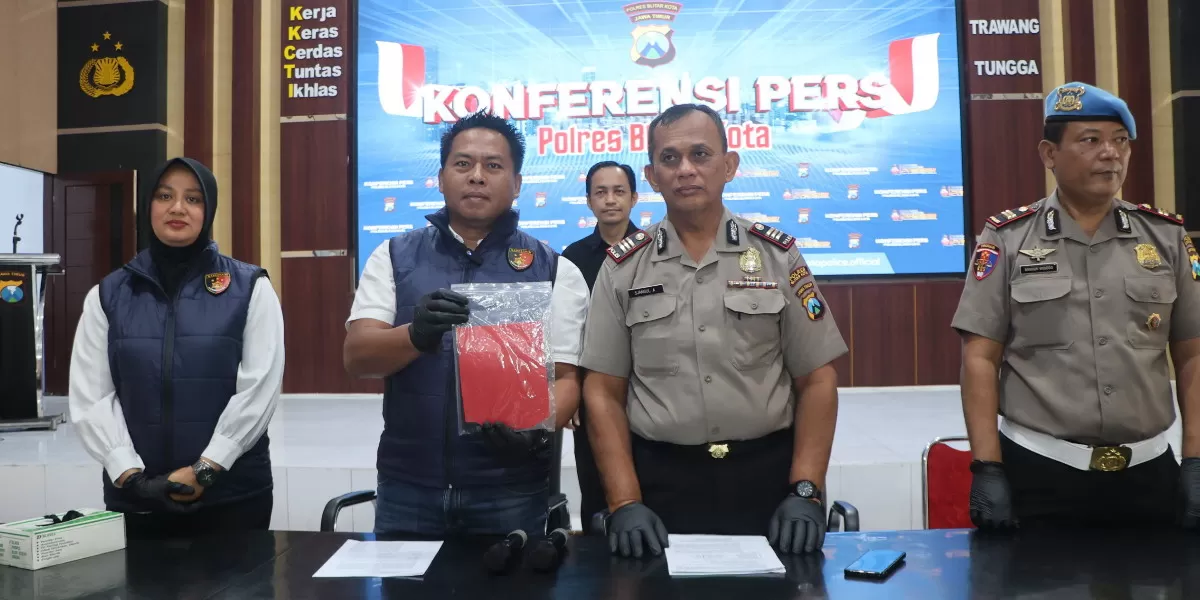 Polres Blitar Kota menangkap tiga pelaku perampasan bermodus jebakan melalui aplikasi kencan daring (Humas Polres Blitar Kota)