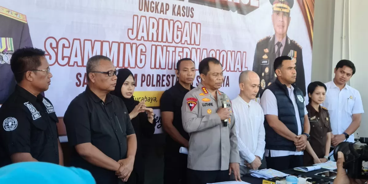 Polrestabes Surabaya menetapkan 45 tersangka kasus sindikat siber internasional yang menipu korban asal Jepang dan China dengan modus polisi (Humas Polrestabes Surabaya)