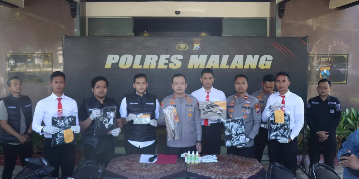 Polres Malang menangkap dua pemuda yang membawa senjata tajam saat pengamanan malam 1 Suro (Humas Polres Malang)