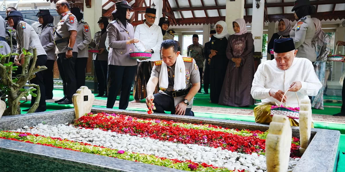 Kapolri Jenderal Listyo Sigit Prabowo berziarah ke makam Gus Dur di Tebuireng, Jombang (Humas Polres Jombang)