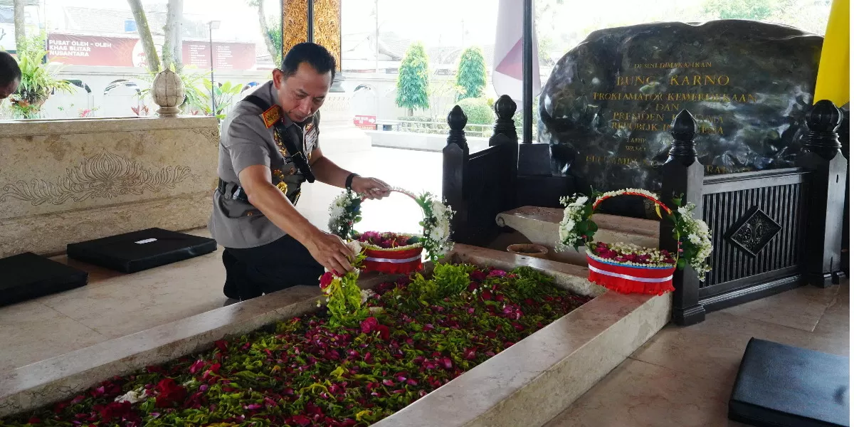 Kapolri Jenderal Listyo Sigit berziarah ke makam Bung Karno di Blitar usai mengunjungi makam Gus Dur (Humas Polres Blitar)