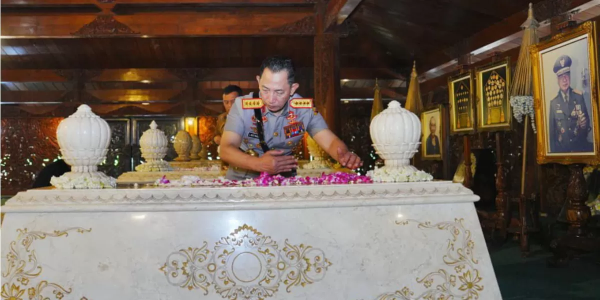 Kapolri Jenderal Listyo Sigit berziarah ke makam Presiden Soeharto di Astana Giribangun jelang Hari Bhayangkara ke 80 (dok.istimewa)