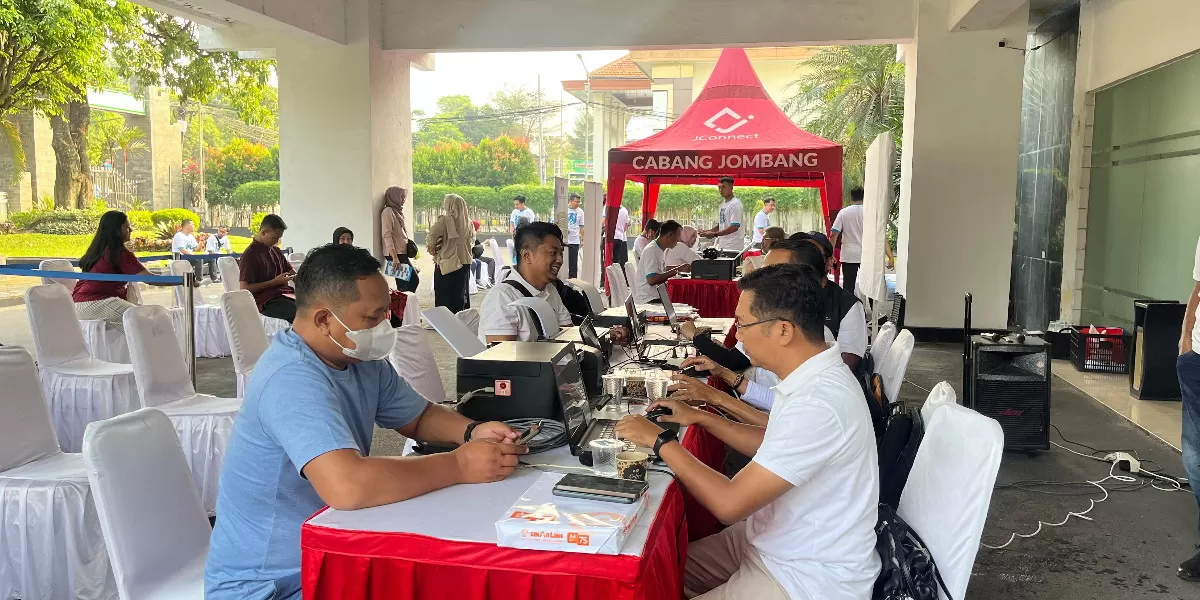 DPMPTSP Jombang dan Imigrasi Kediri hadir di CFD dengan layanan NIB dan paspor, memudahkan masyarakat mengurus administrasi (dok.istimewa)