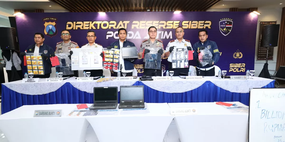 Polda Jatim bongkar sindikat love scamming internasional. Tiga tersangka ditangkap, 53 korban rugi hingga Rp1,1 miliar (Humas Polda Jatim)