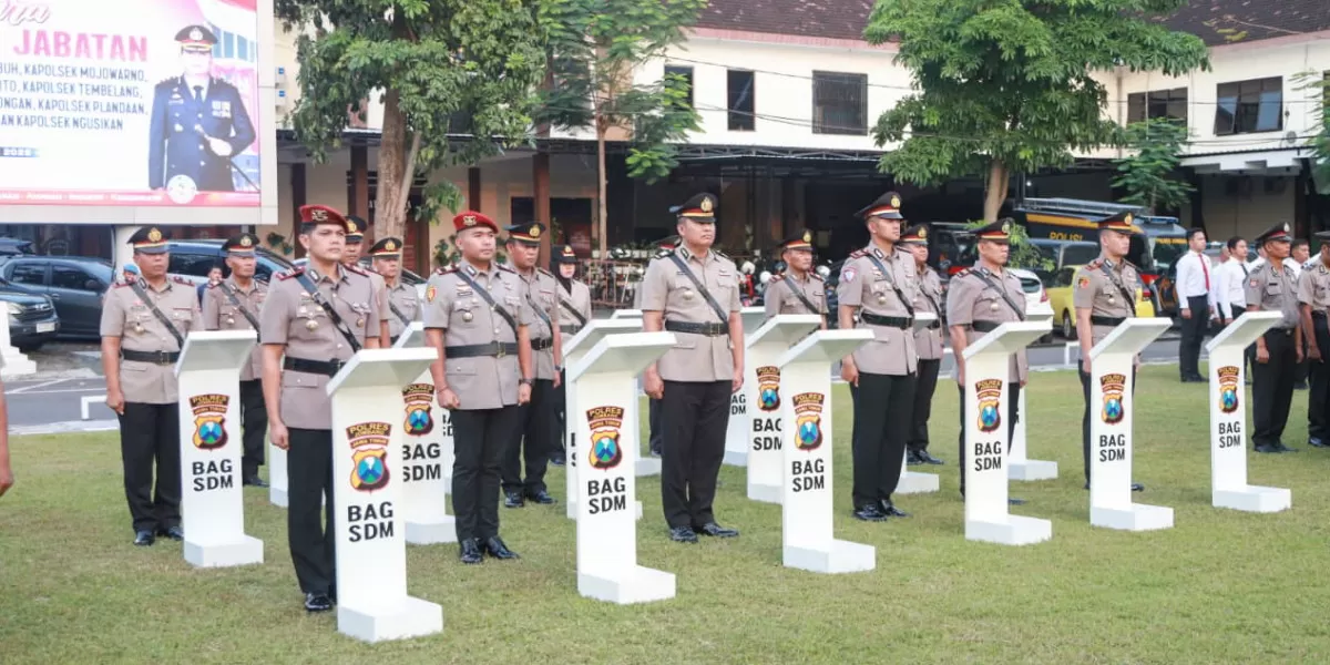 Polres Jombang menggelar upacara serah terima jabatan (sertijab) sejumlah pejabat utama dan Kapolsek jajaran (Humas Polres Jombang)