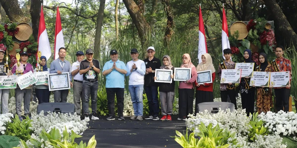 Bupati Warsubi mengapresiasi pejuang lingkungan dan membagikan hadiah umrah (dok.istimewa)