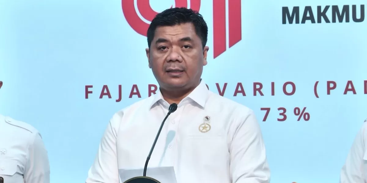 Wakil Menteri Sekretaris Negara (Wamensesneg) Juri Ardiantoro menyampaikan ucapan selamat kepada Fajar Novario atas terpilihnya karya tersebut sebagai logo resmi HUT ke 81 Kemerdekaan RI (Promedia Teknologi Indonesia)