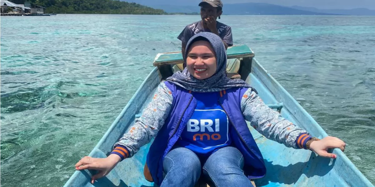 Mantri BRI Eka Fitriyani rutin menyeberangi pulau di Banggai Kepulauan untuk memastikan layanan keuangan tetap menjangkau masyarakat (Promedia Teknologi Indonesia)