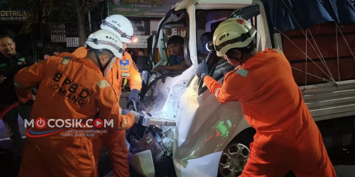 BPBD Jombang berhasil mengevakuasi korban kecelakaan yang terjepit di dalam kendaraan di Jalan KH Wahid Hasyim (BPBD Jombang)